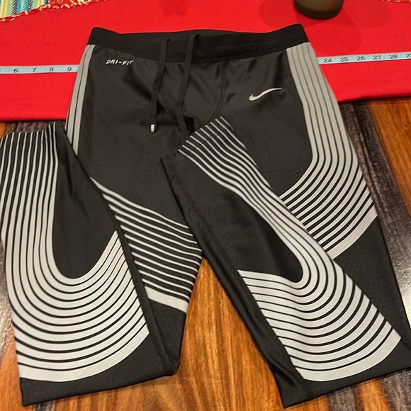 Nike Dri-Fit women’s Workout Leggings. EUC - Picture 5 of 9